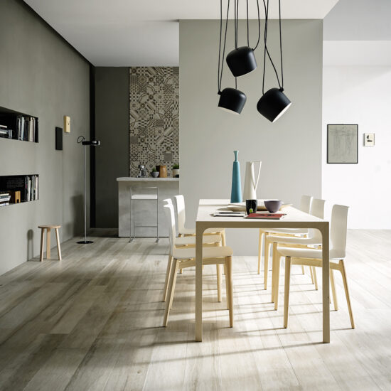 Houtlooktegels in een keuken met kookeiland
