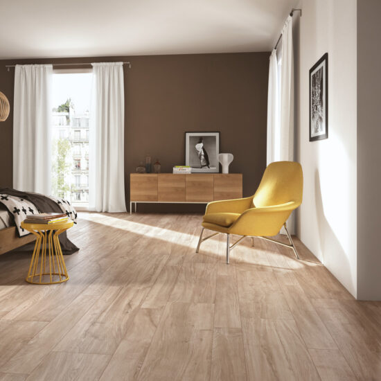 Houtlooktegels in een slaapkamer