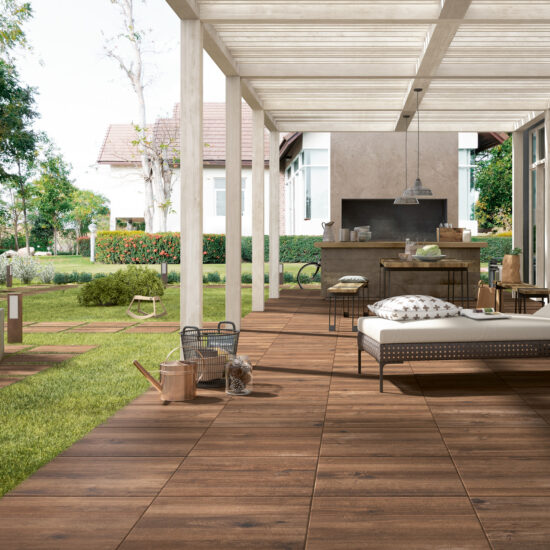 Houtlook buitentegels op een terras met tuinmeubels