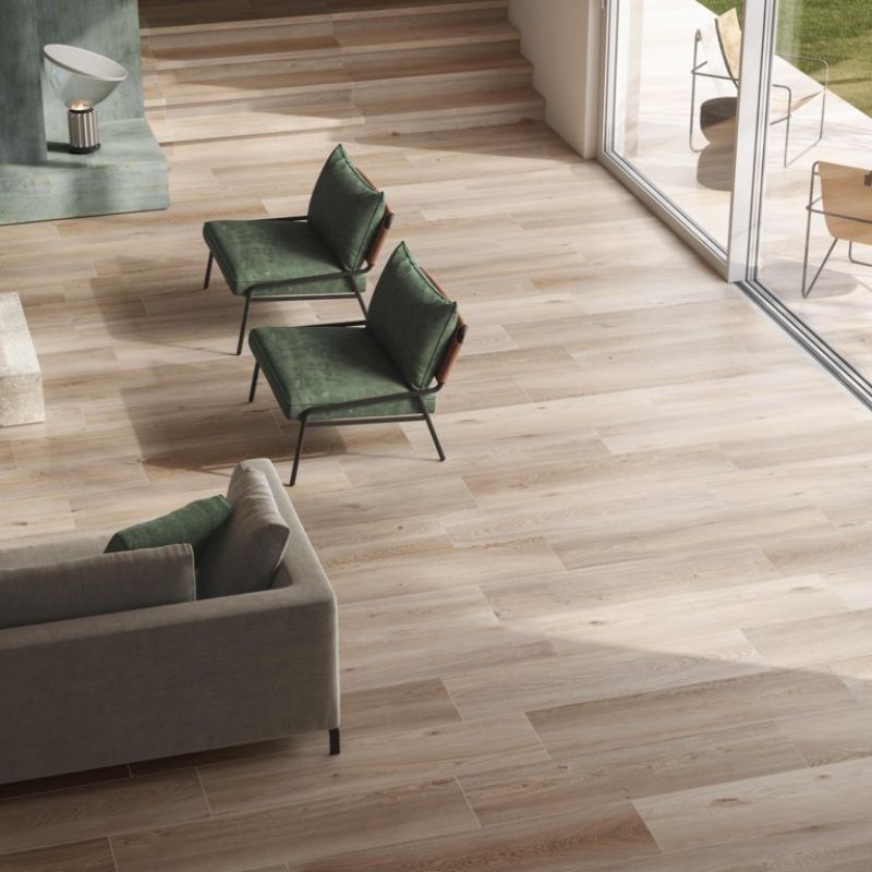 Woonkamer met een houtlookvloer