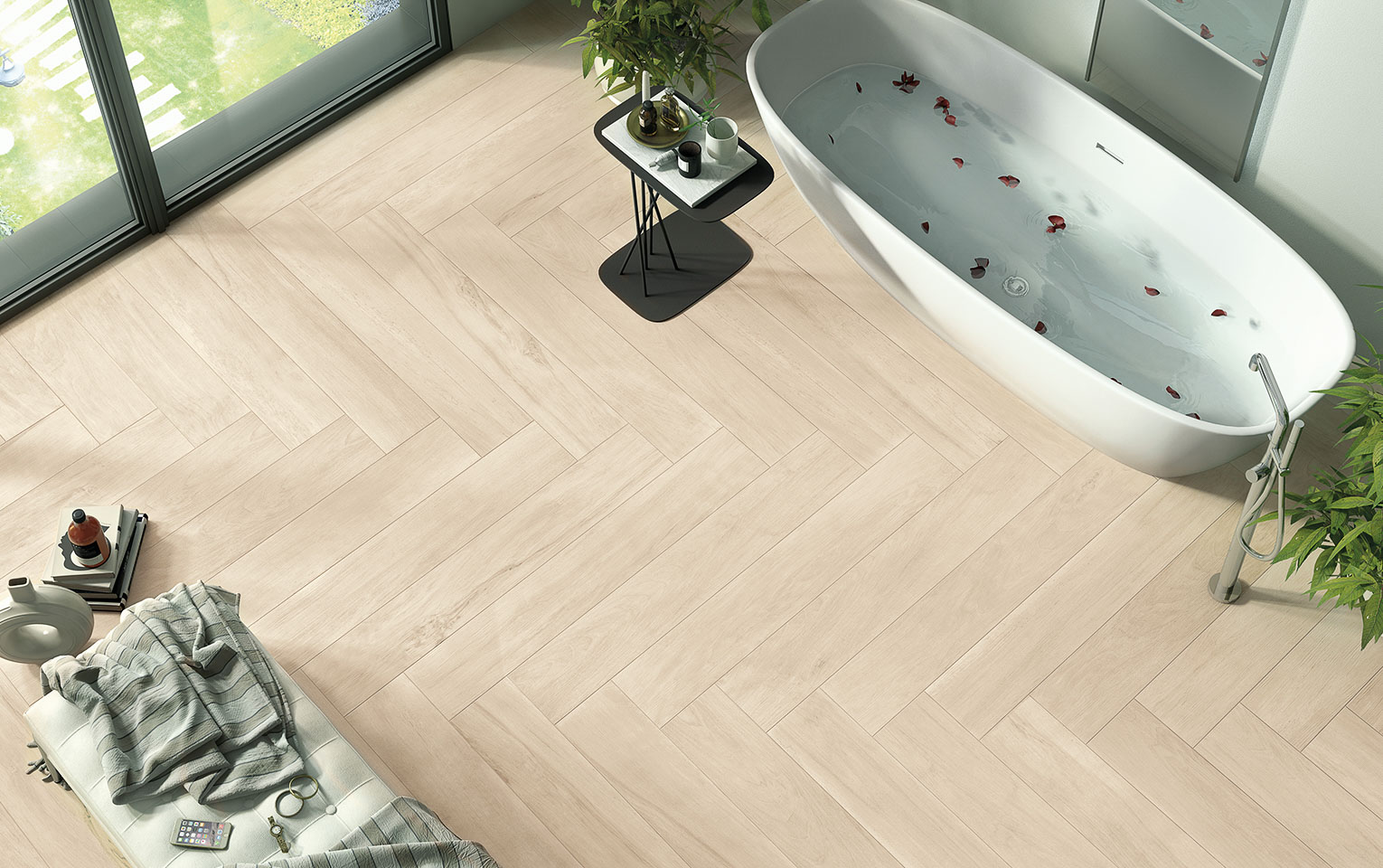Badkamer met een vrijstaand bad op een visgraatvloer in lichte eiken houtlook, met tuindeuren