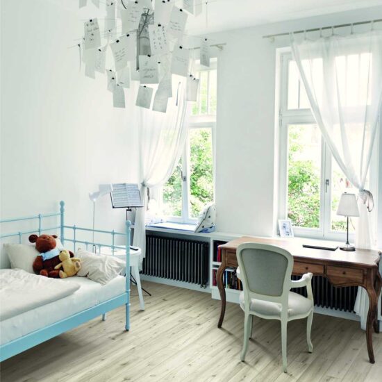 Lichte kinderkamer met bureau en bed op een verweerde houtlookvloer