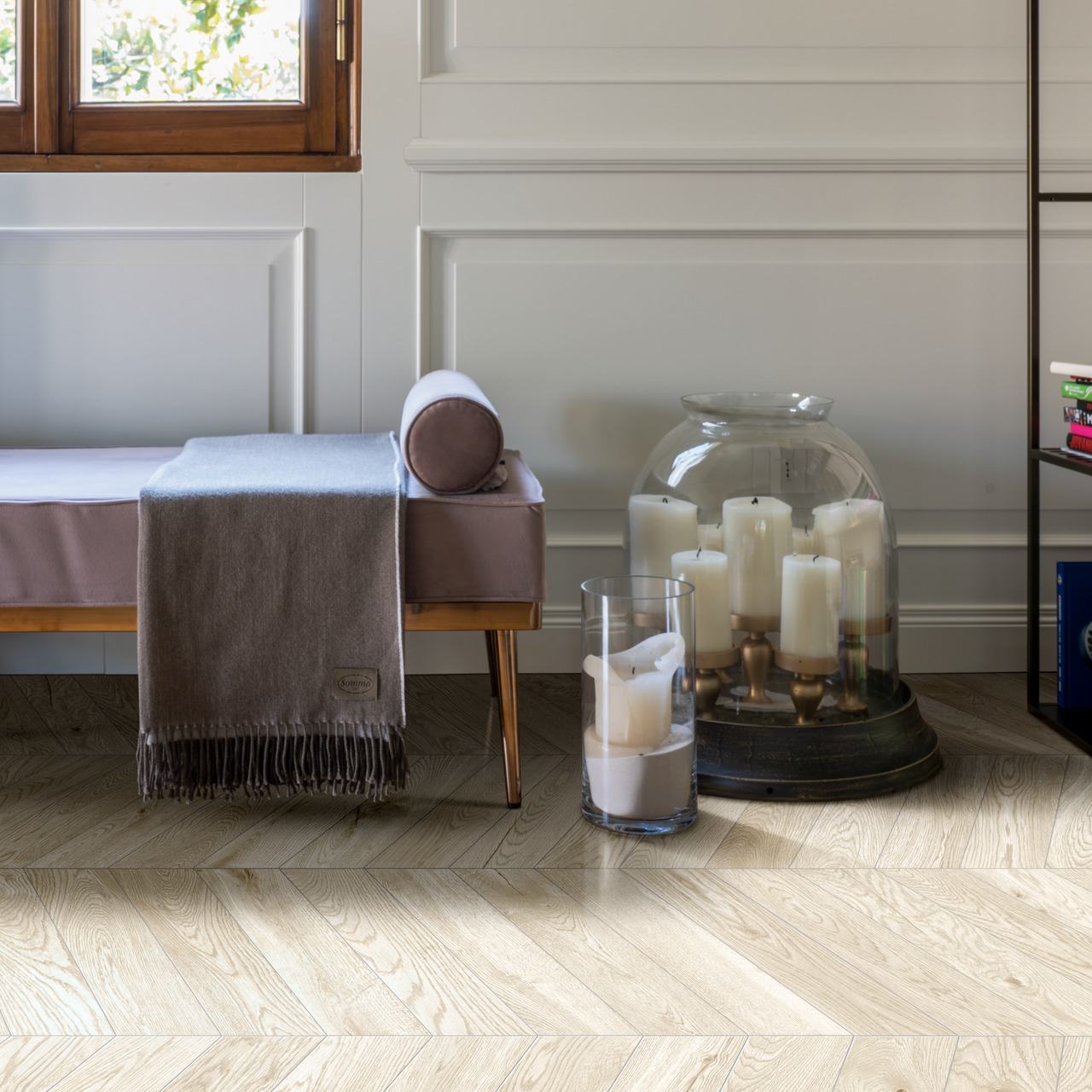 Houtlooktegels in eiken naturel 20×120 cm in een lichte woonkamer