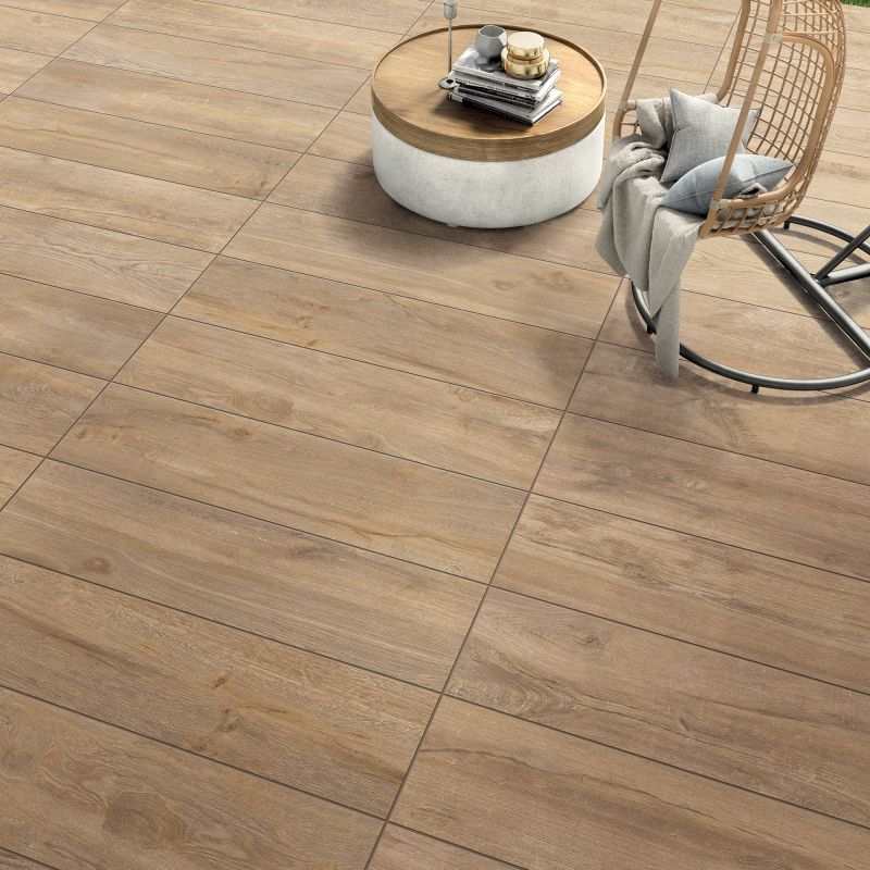 Tegelvloer met grote houtlookplanken van 20×120 cm in een open woonkamer