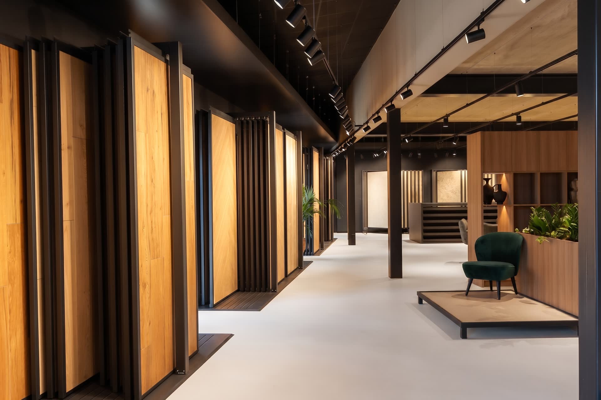 Showroom van Middag Vloeren in Leerdam met houtlooktegels op de vloer